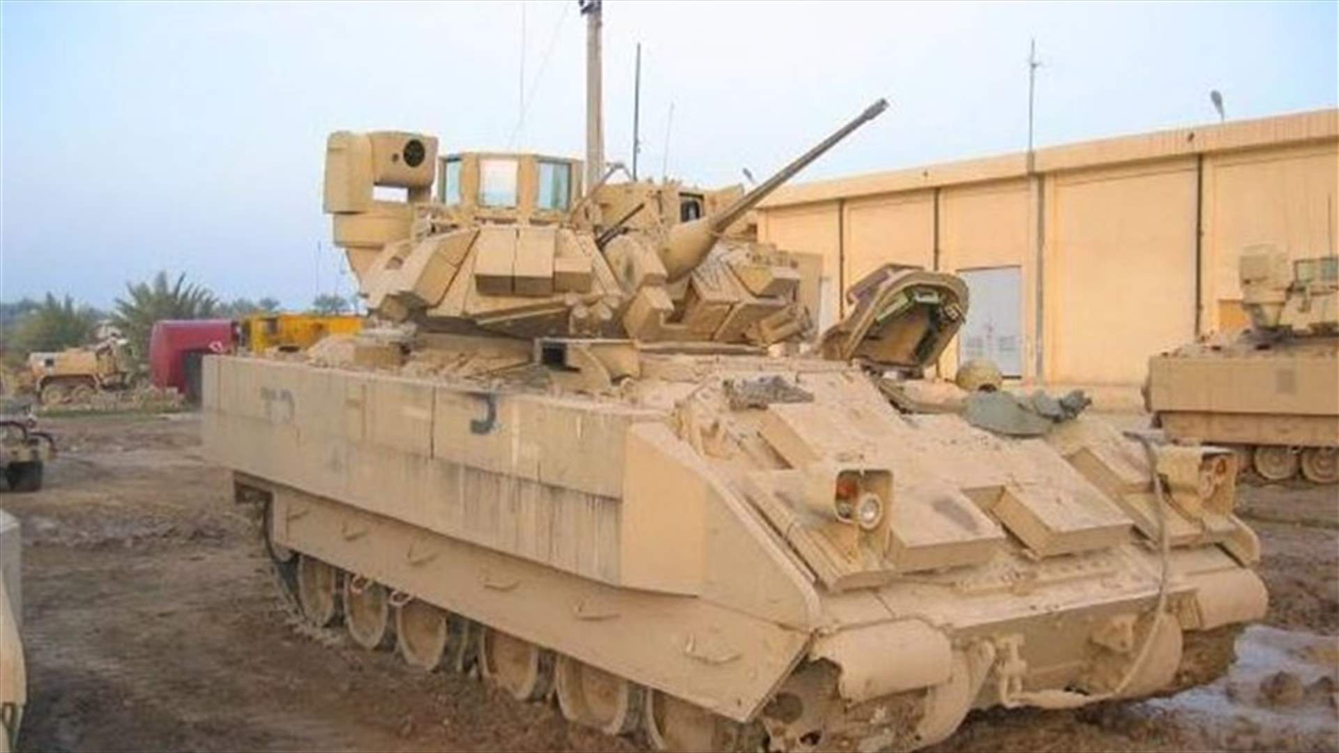 الجيش يتسلم اليوم 50 مدرعة من نوع "برادلي"