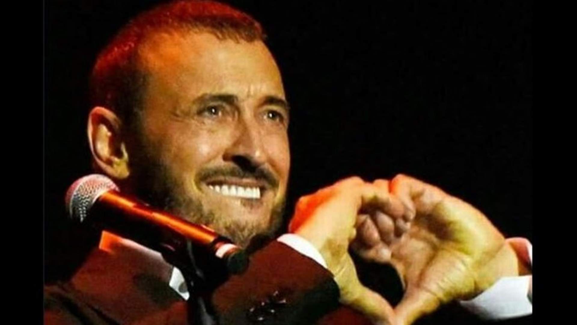 بالفيديو: إمرأة همست في أذن كاظم الساهر.. الطلبات "غريبة عجيبة"