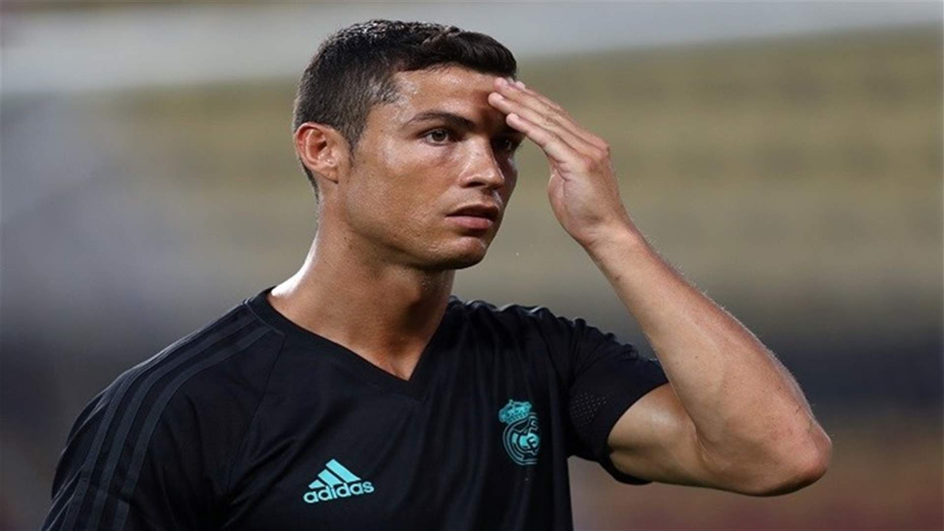 بالفيديو - رونالدو ينجو من سقوط مؤلم!