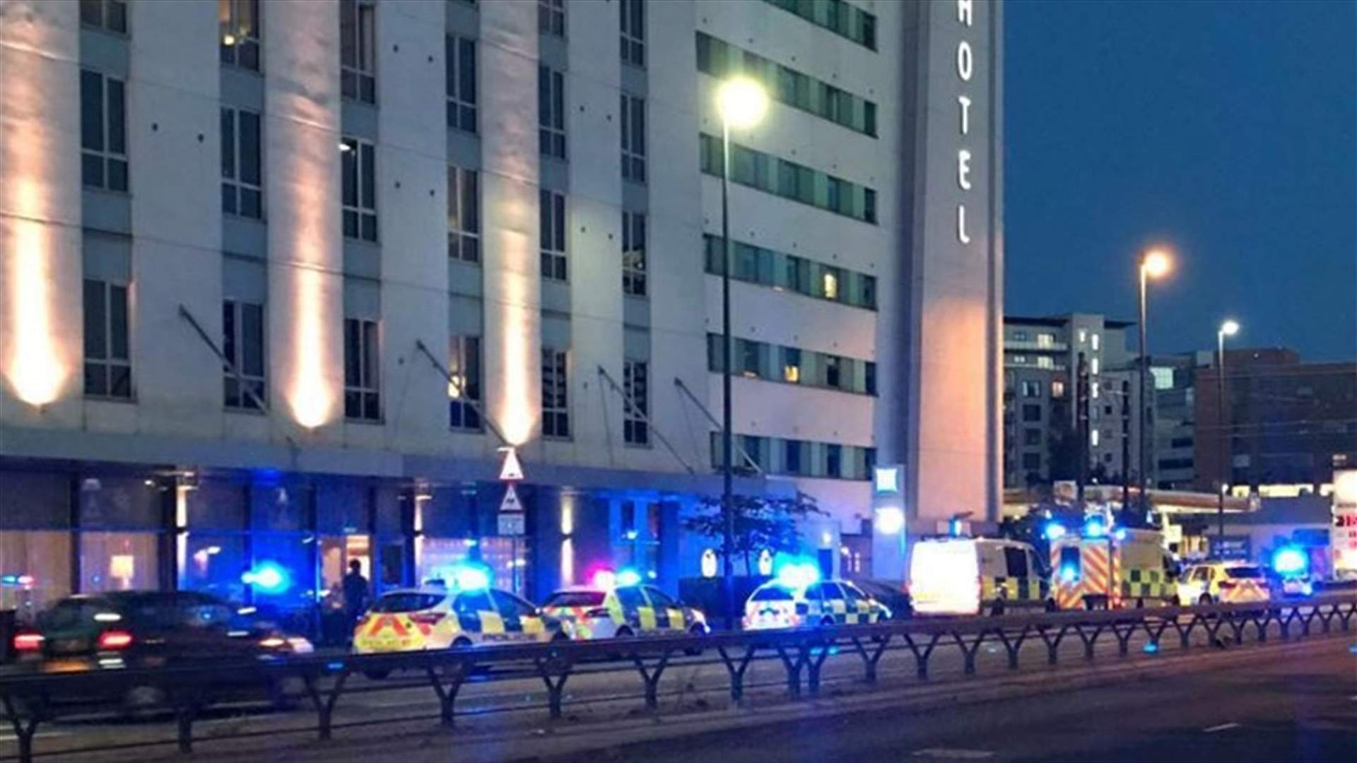 بالصور - الشرطة المسلحة تقتحم فندقا في مانشستر البريطانية