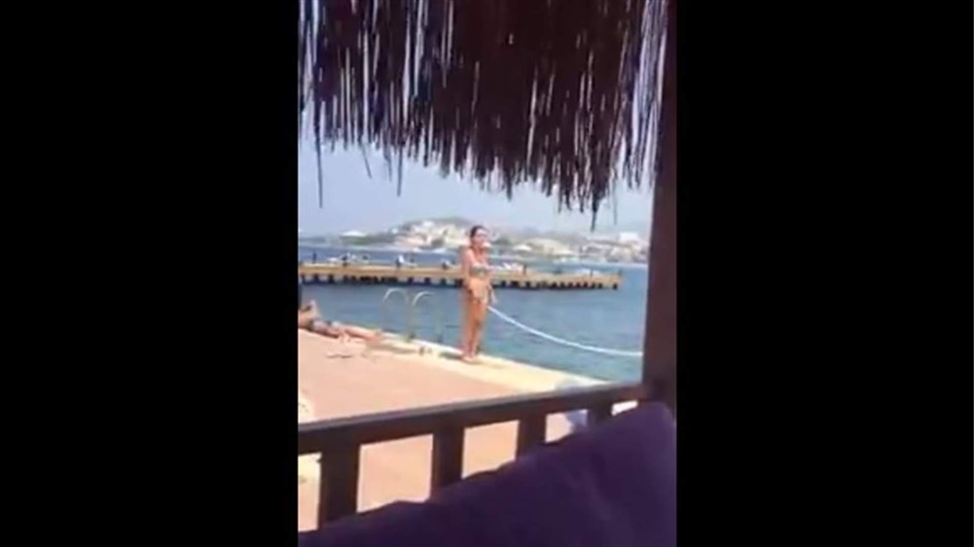 فيديو يثير الجدل على الانترنت... فتاة تصلي على الشاطئ بالبيكيني!