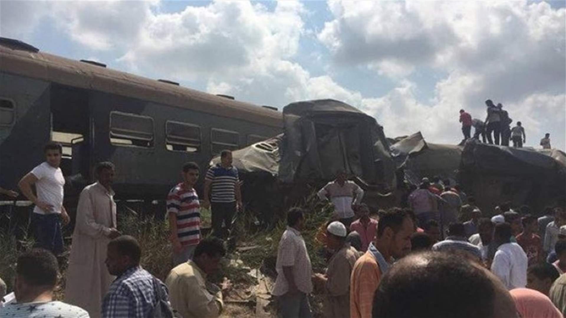 بالصور- عشرات القتلى في حادث تصادم قطارين في مصر
