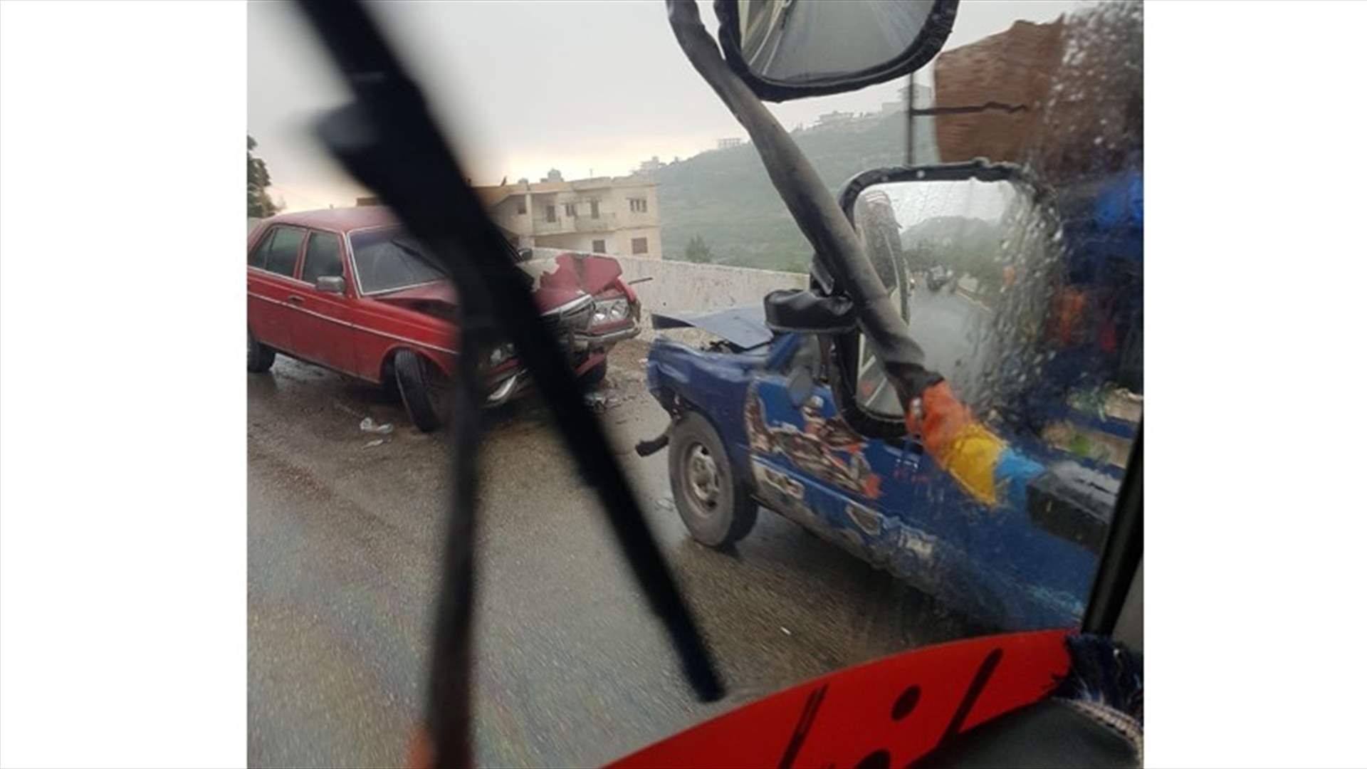بالصورة - انزلاق سيارات وحوادث سير في بخعون نتيجة الضباب وهطول امطار خفيفة