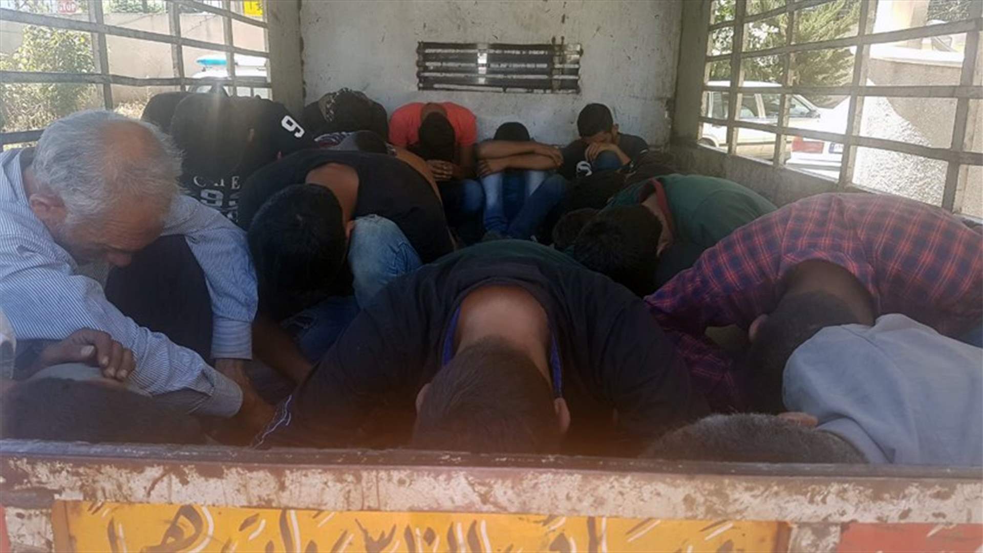 بالصورة - توقيف 34 سورياً  في شتورا...بعد مطاردة واطلاق نار