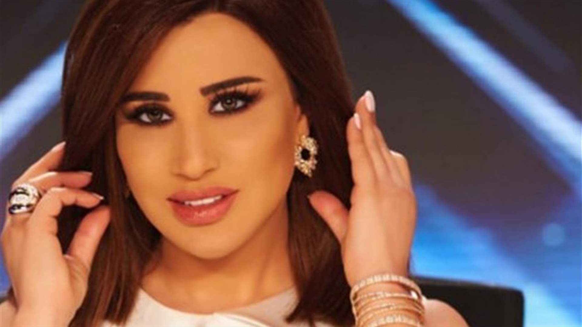 بالصورة: موّال نجوى كرم يبكي بين ركام الحرب السوريّة