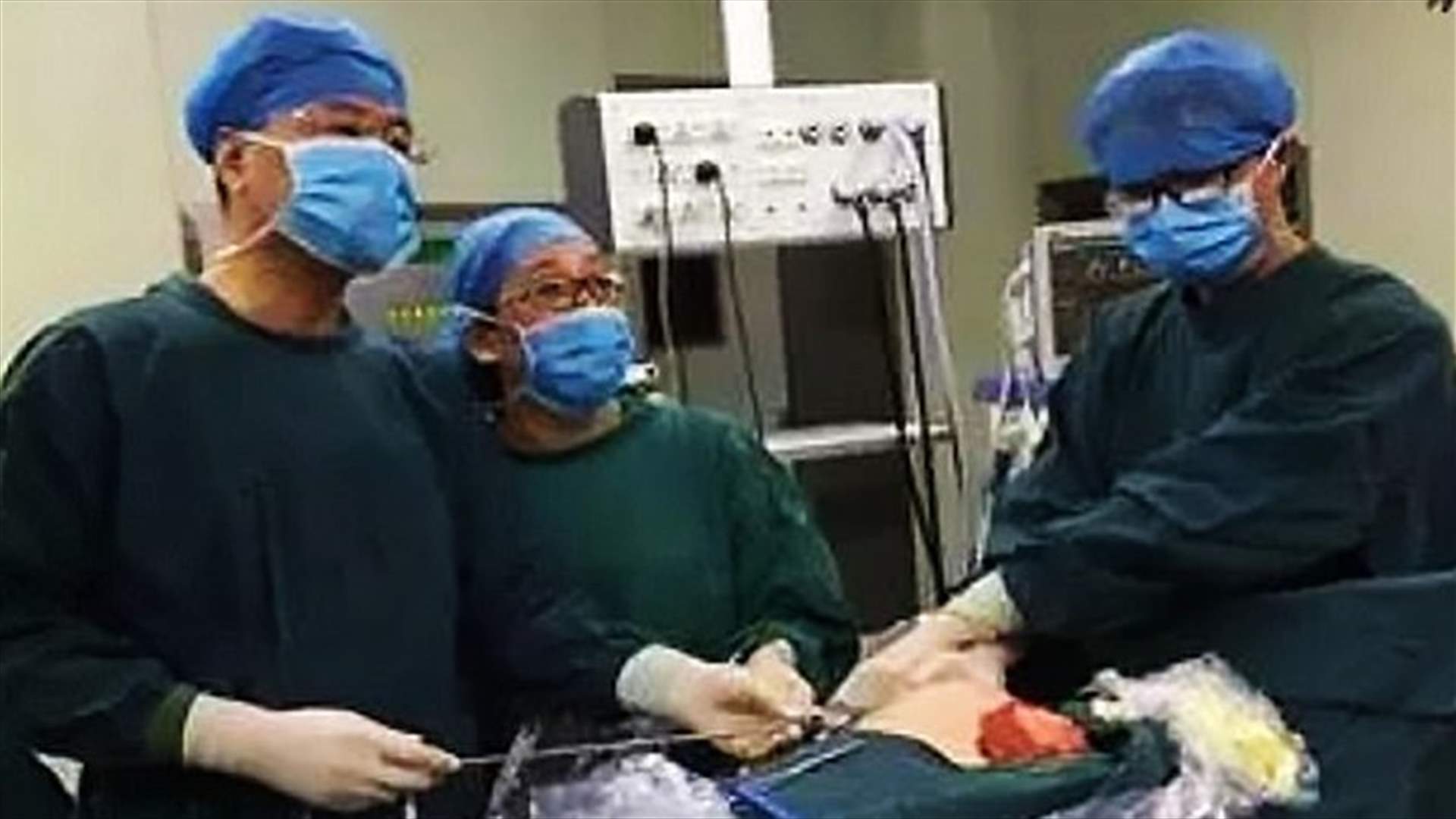 بالصورة – شاب خضع لعملية جراحية لاستئصال الثدي... إليكم السبب!