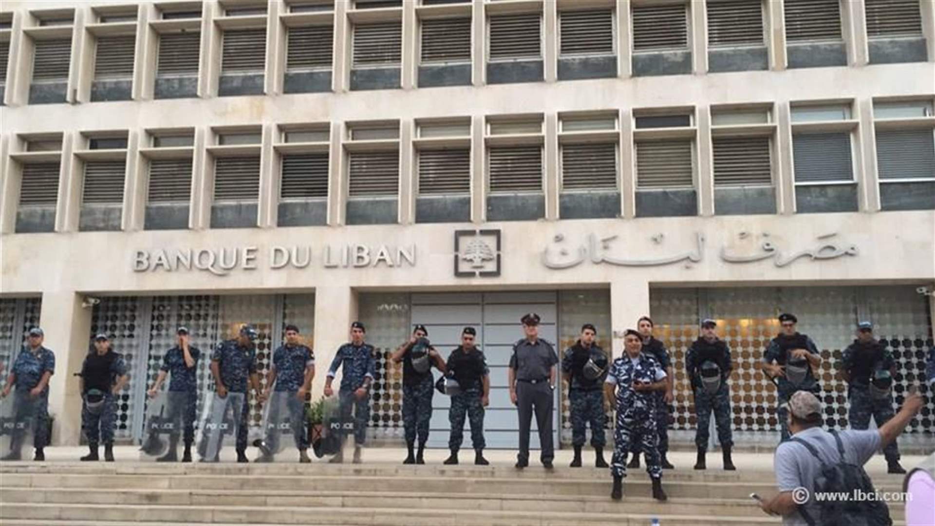 بالصور - المتقاعدون العسكريون أغلقوا الطريق أمام مصرف لبنان في اتجاه الحمرا