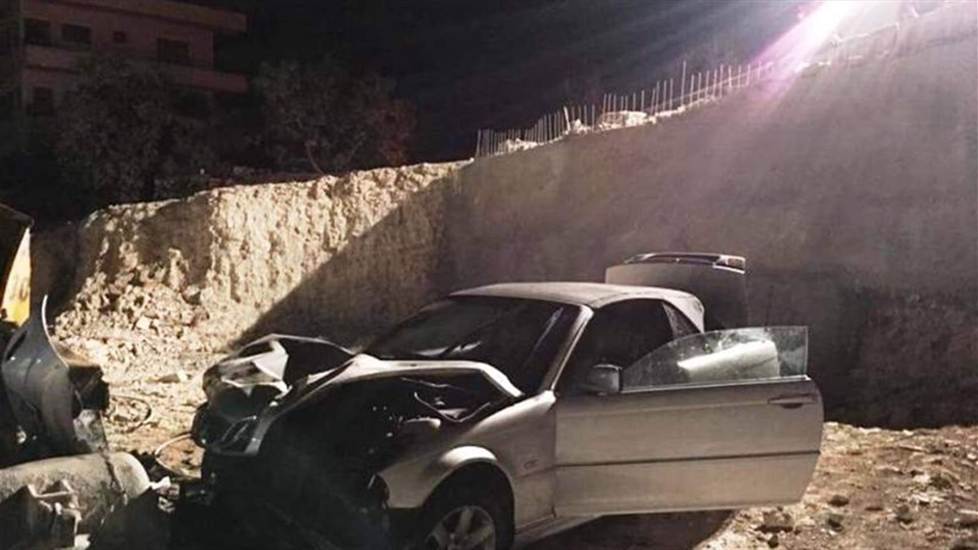 بالصور- سقوط سيارة داخل حفرة في طبرجا
