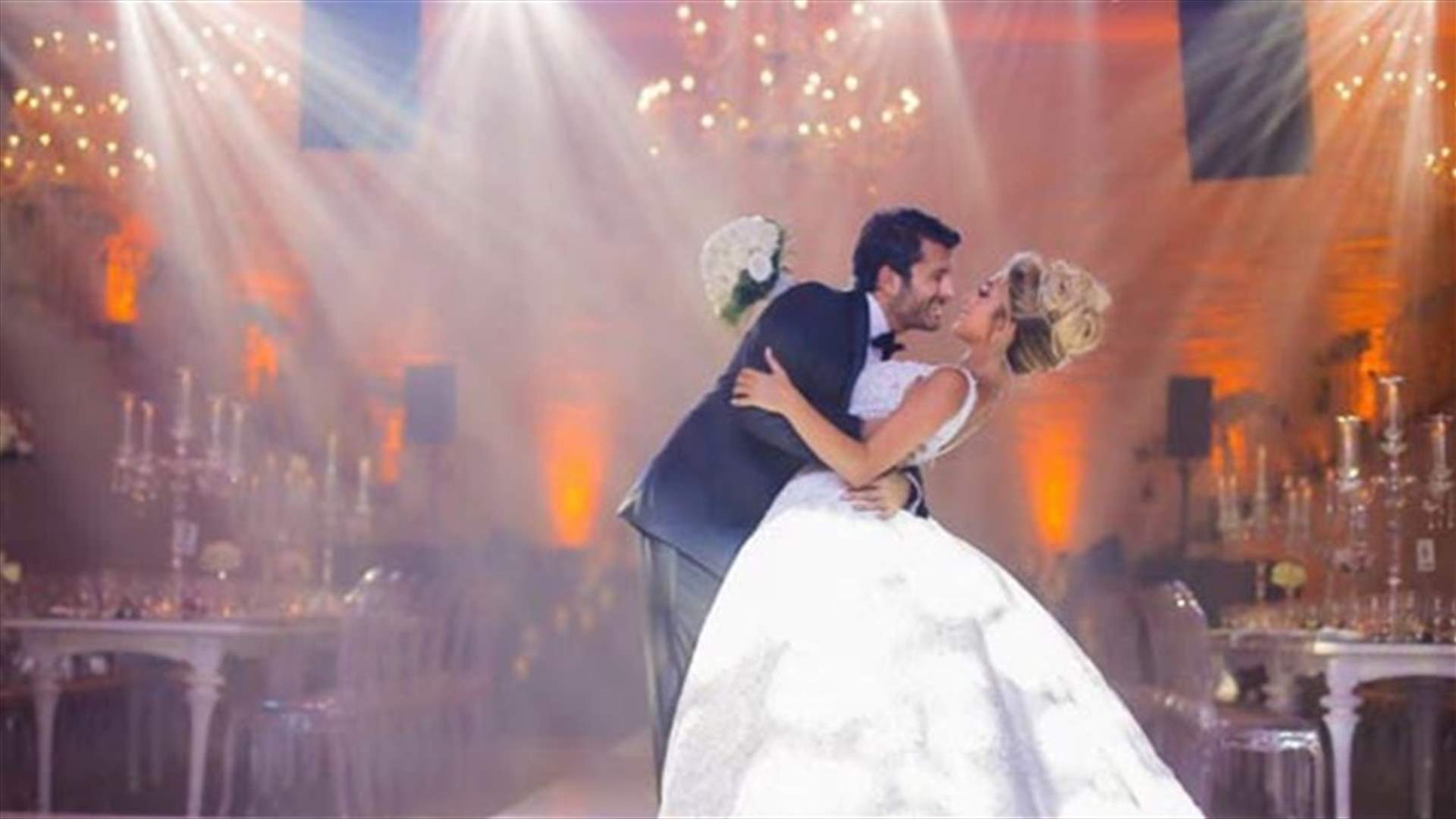 بالصور: حفل زفاف أسطوري لممثلة لبنانية.. بين الهواء الطلق وضخامة القاعة!