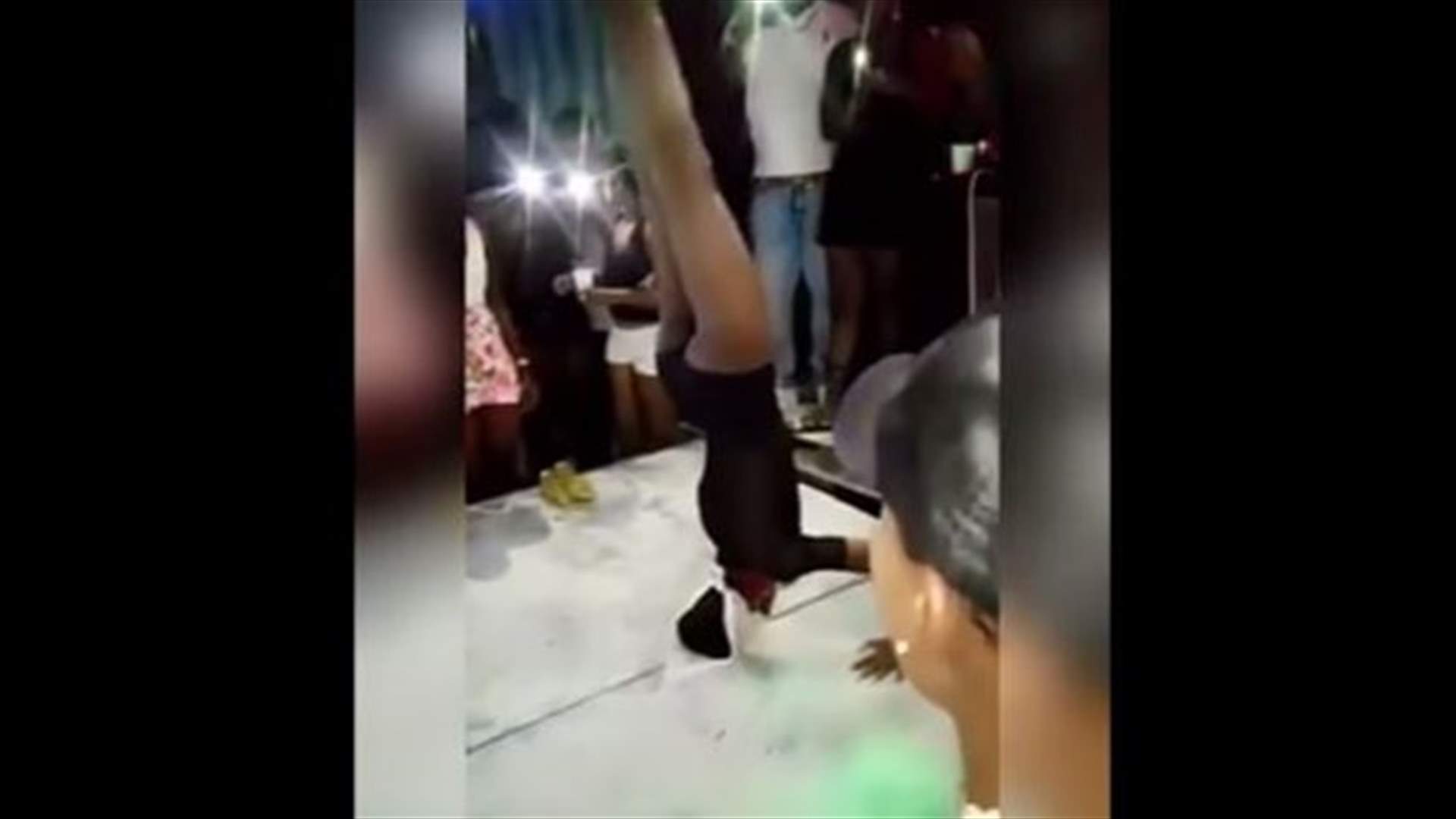 بالفيديو- لحظات مروعة عاشتها راقصة... كسرت عنقها على المسرح!