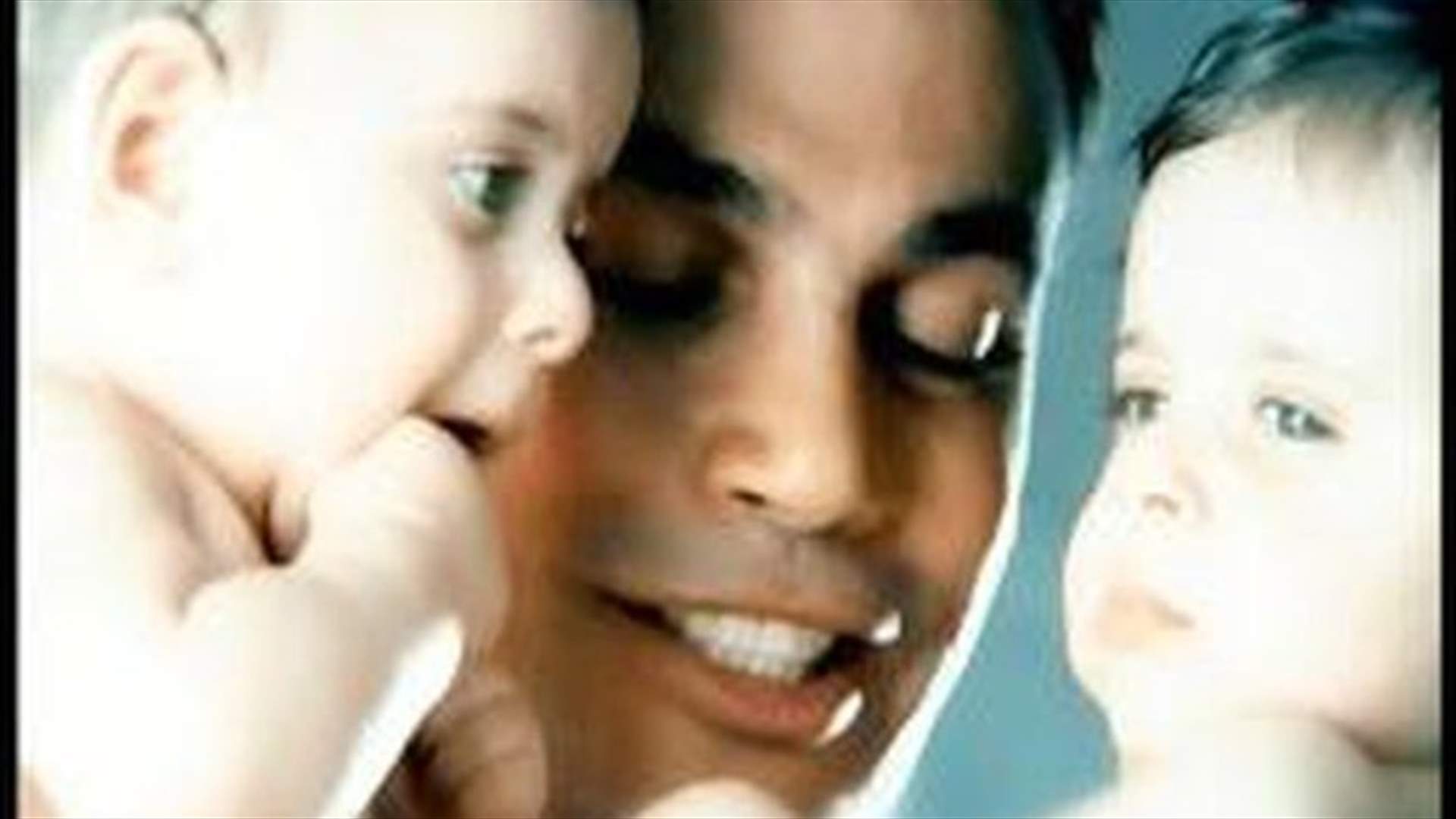 بالصور - هل تذكرون طفلة كليب &quot;قمرين&quot; لعمرو دياب؟ إليكم كيف أصبحت بعد 18 عامًا!