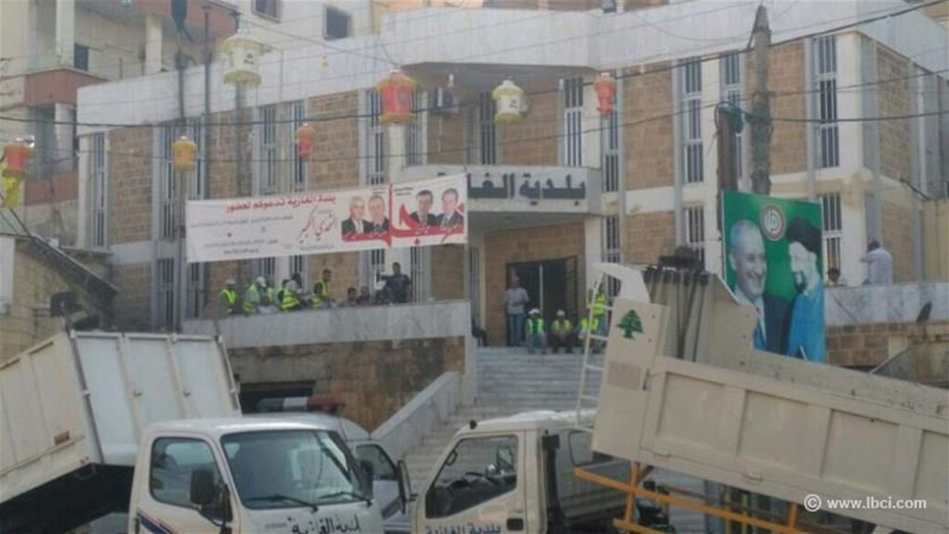 عمال وموظفو بلدية الغازية يحتجون