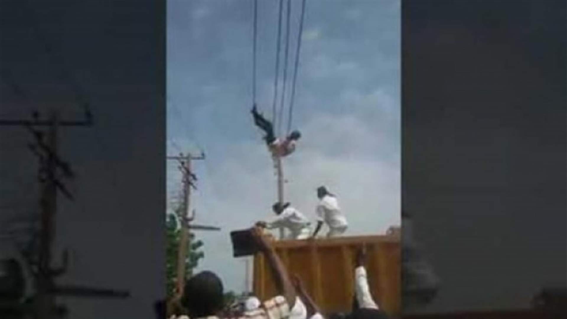 بالفيديو - حاول الانتحار بالتعلق بأسلاك الكهرباء...
