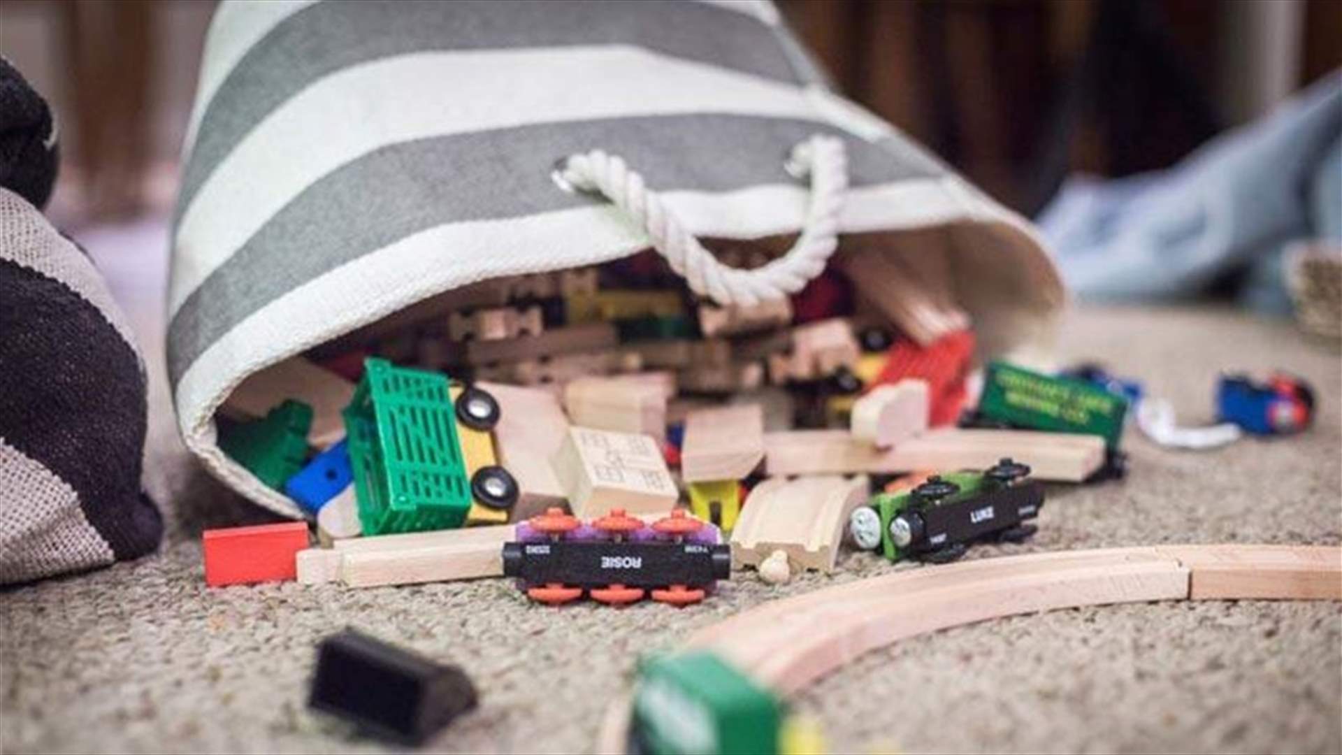 بالفيديو- والدة تعثر على أمر خطير بين ألعاب طفلها... ما هو؟