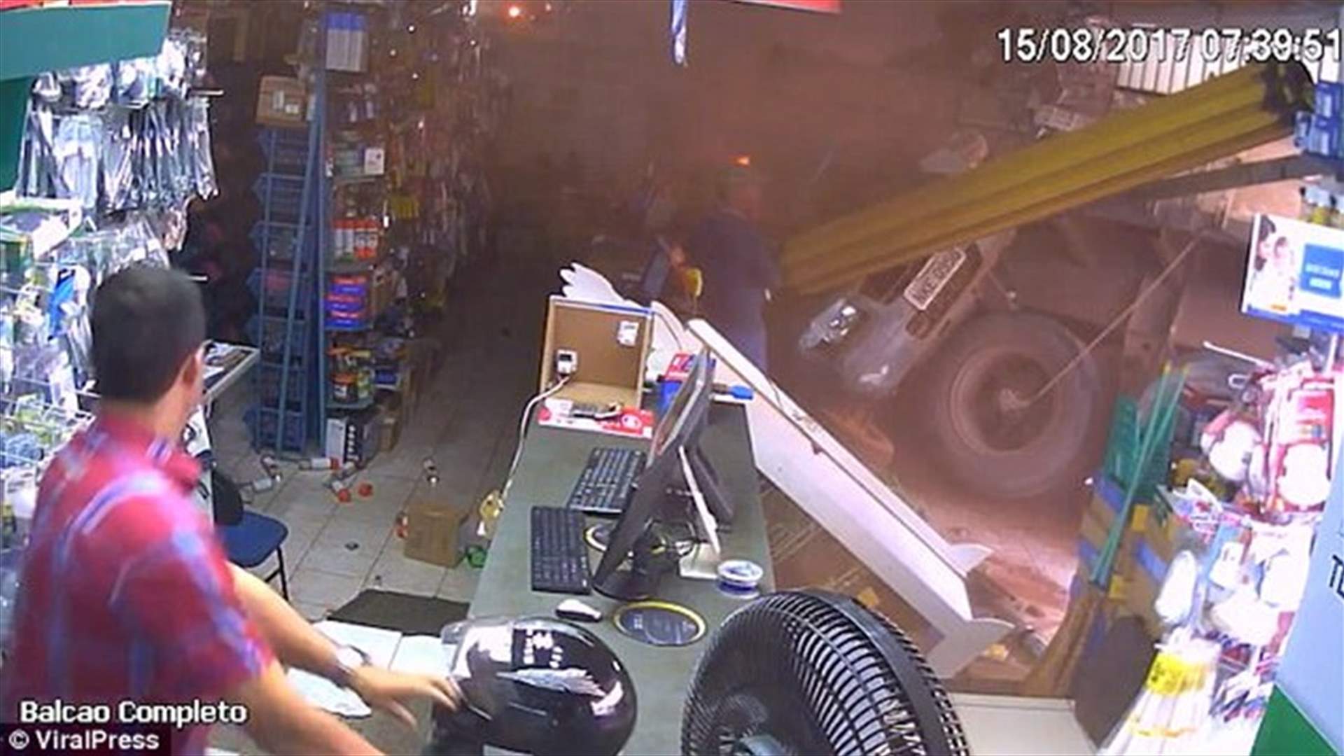بالفيديو- نجاة امرأة بأعجوبة بعد اصطدام شاحنة اسمنت بواجهة زجاجية!