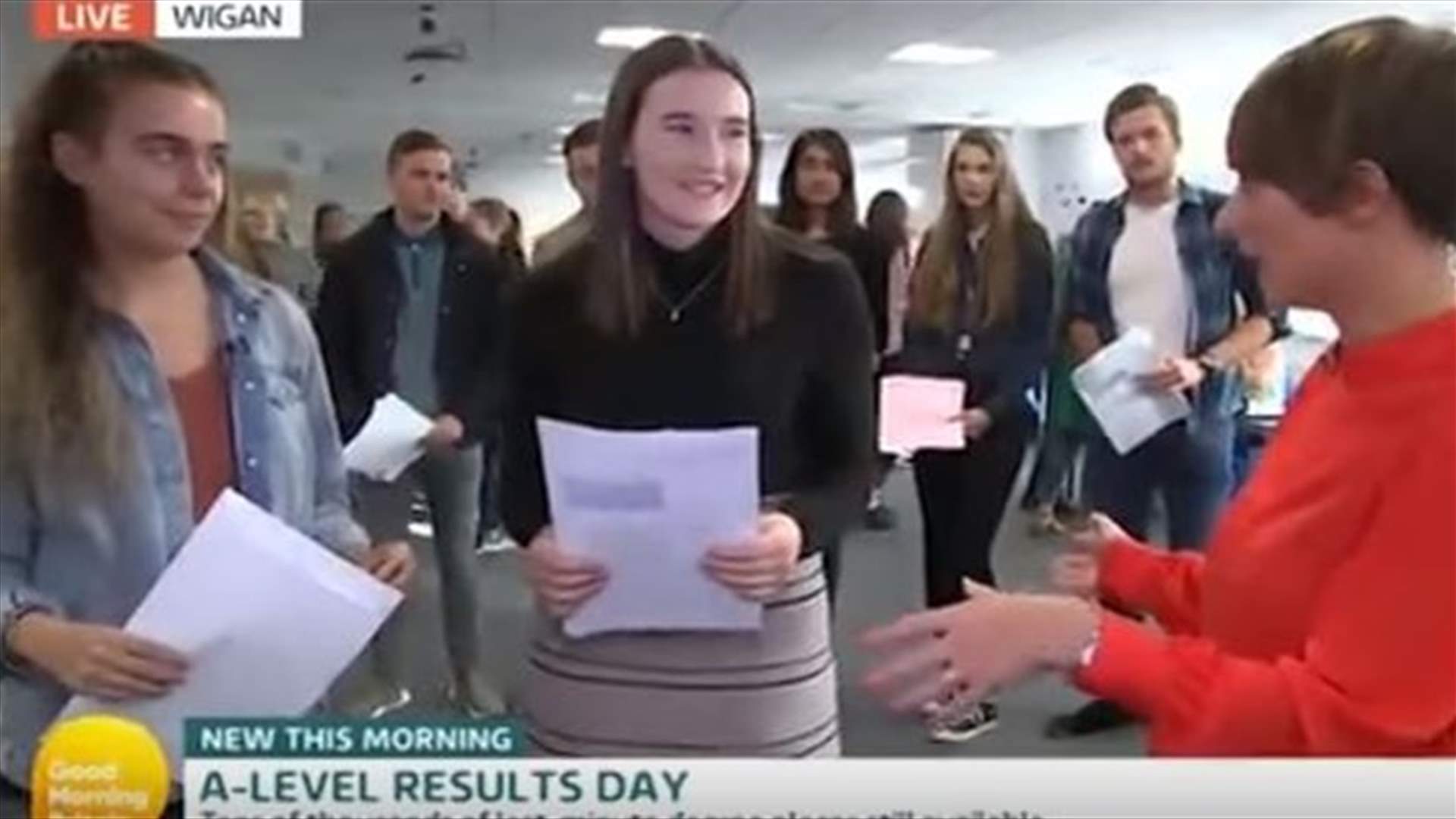 بالفيديو - تلميذ يقوم بحركة مفاجئة مباشرة على الهواء بعد معرفة نتائج امتحانات الدخول!