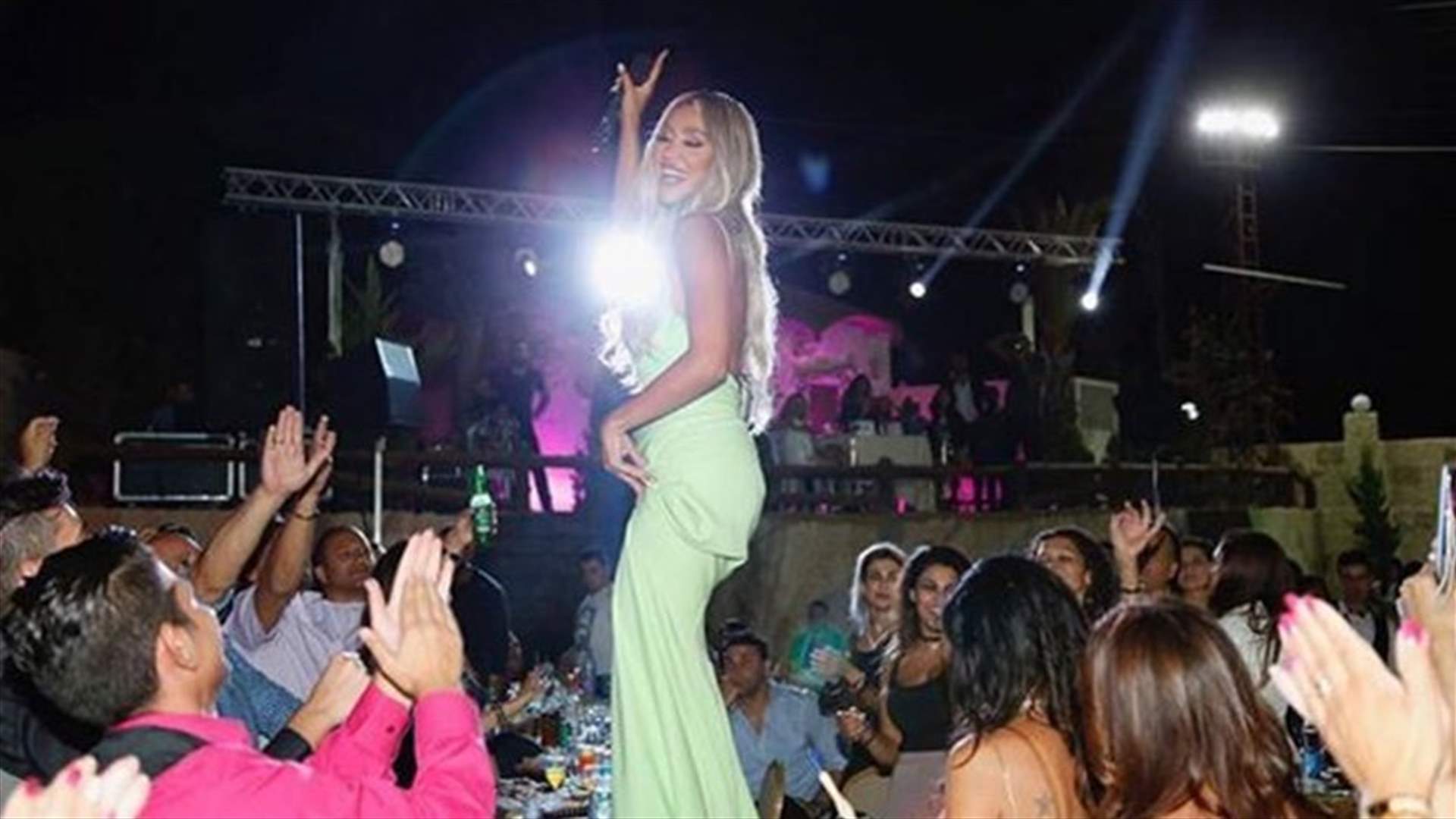 بالفيديو: سيدة تلمس ساق مايا دياب.. تحرّش علني على المسرح؟