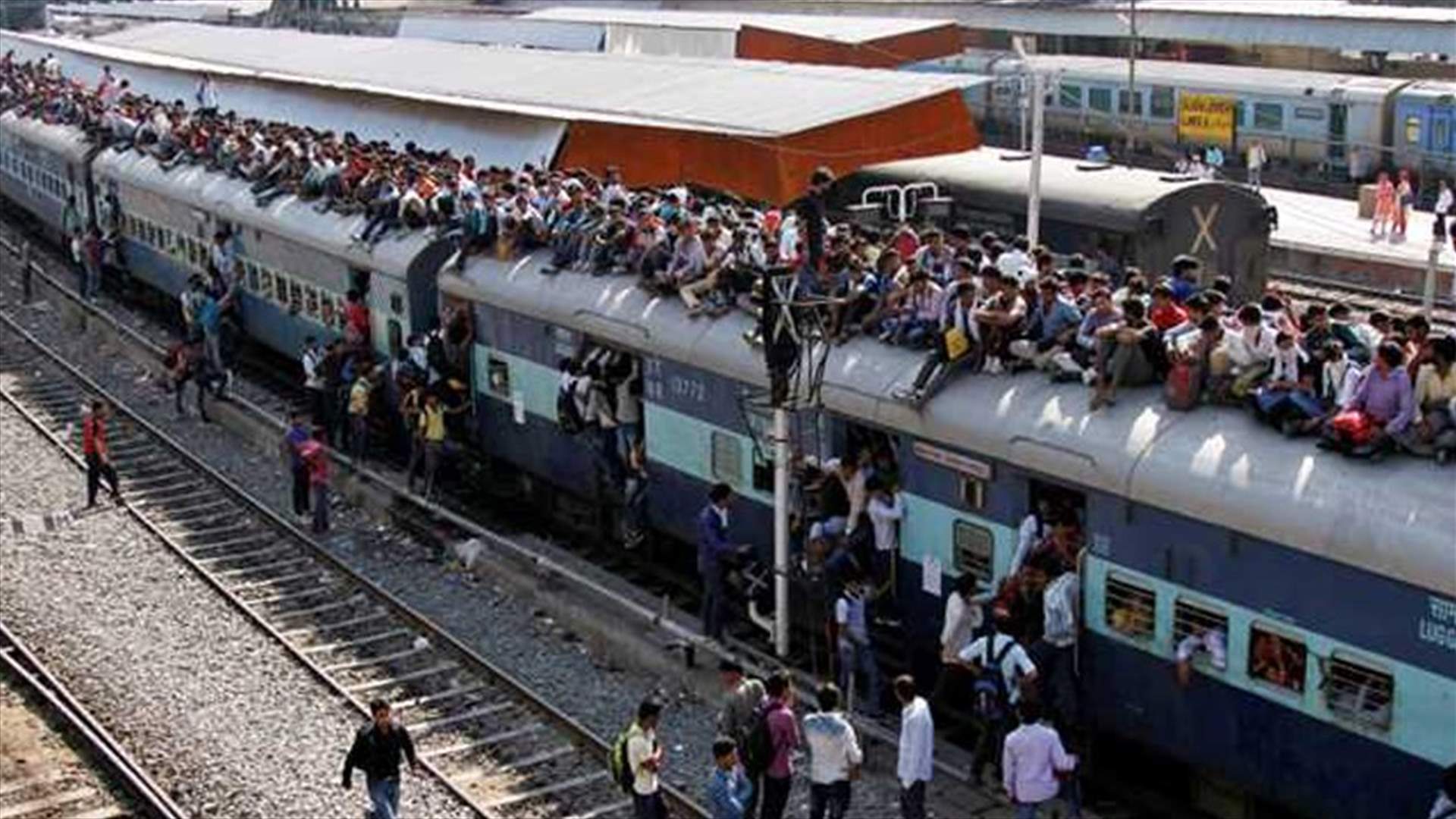 قطار يخرج عن القضبان...في الهند