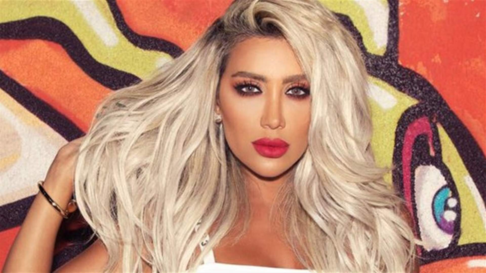 بالصورة والفيديو – مايا دياب في عطلة على البحر مع ابنتها... ورقصة هندية طريفة!