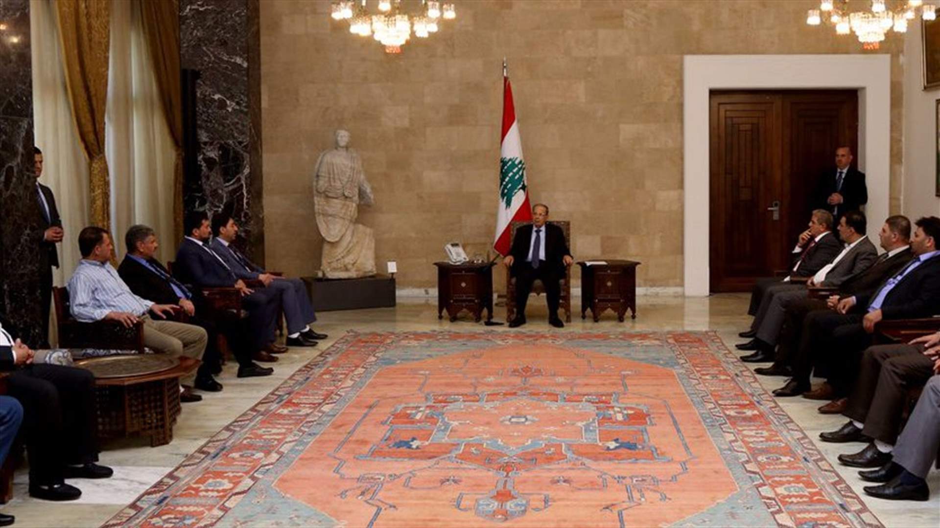 عون لوفد من بلدية عرسال: لا تهجروا أرضكم