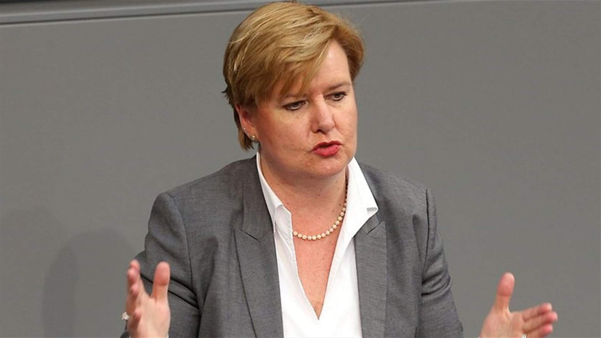 بالفيديو - غضب عارم ضد نائب في البرلمان الألماني... ماذا فعلت؟
