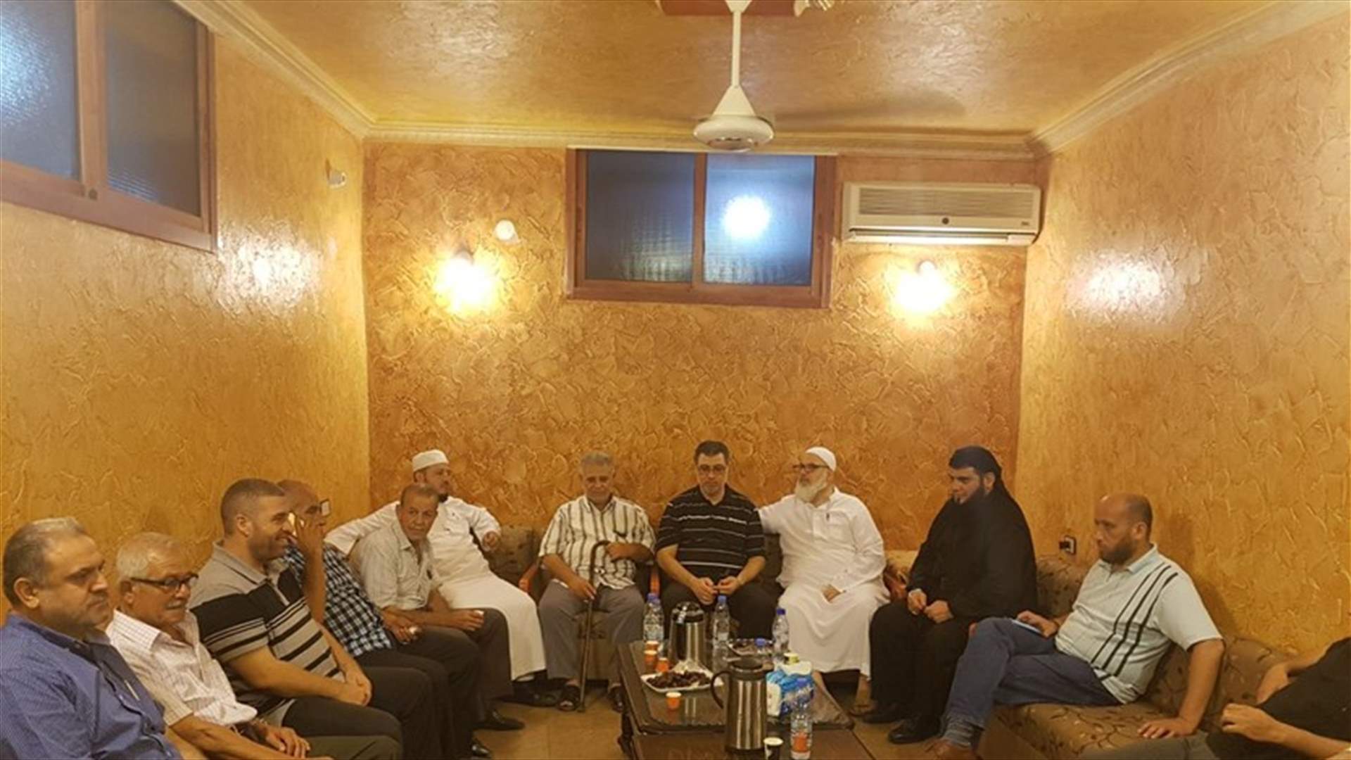 بالصور- اجتماع في منزل أبو طارق السعدي واتفاق على وقف إطلاق النار في عين الحلوة