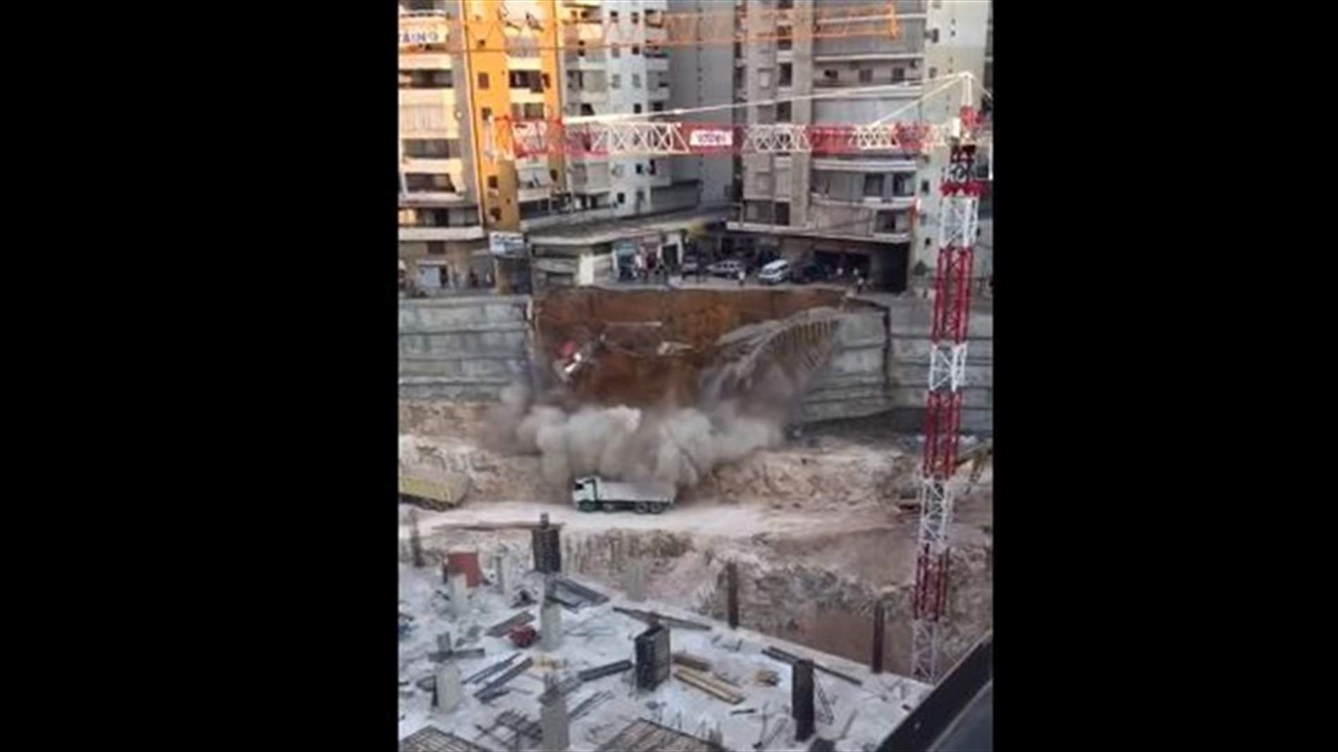 بالفيديو - لحظة انهيار طريق في الضاحية