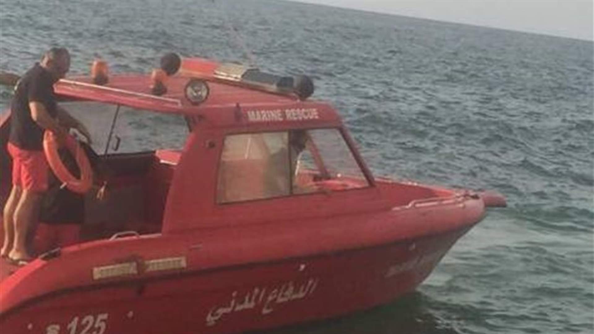 انقاذ شابين من الغرق على شاطىء ذوق مكايل