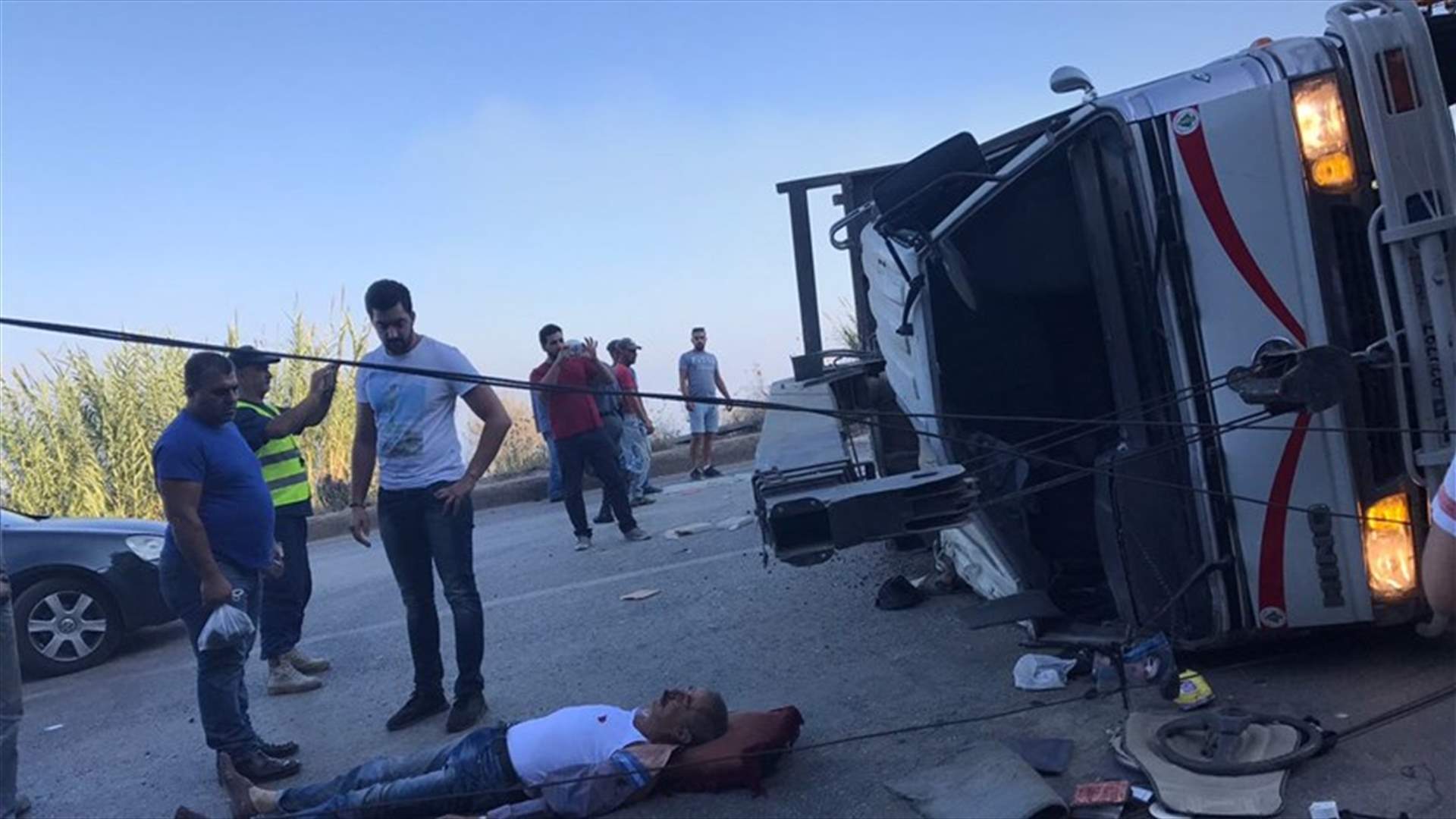 بالصور-  جريح اثر اصطدام "بيك آب" بعمود انارة عند مستديرة جعيتا باتجاه ذوق مصبح