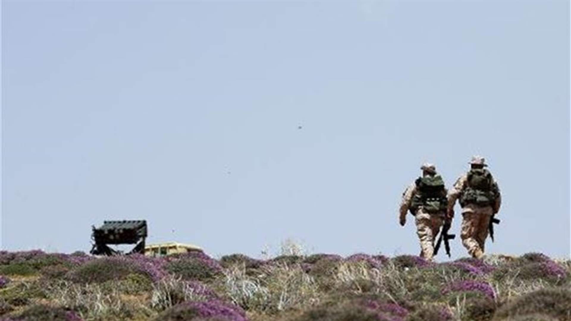 بالفيديو - حزب الله يسحب جريحا بطريقة غير اعتيادية
