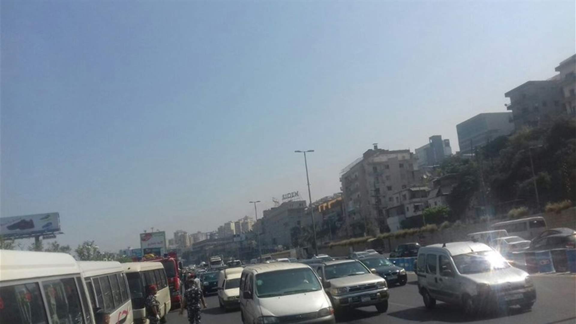 بالصور- تجمع عدد من الباصات على اوتوستراد ذوق مصبح باتجاه بيروت وزحمة سير كثيفة