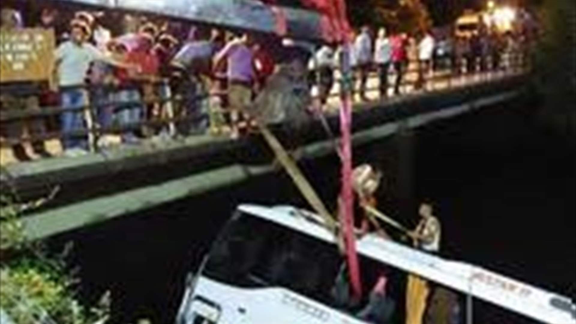 14 قتيلا إثر سقوط حافلة في البحر