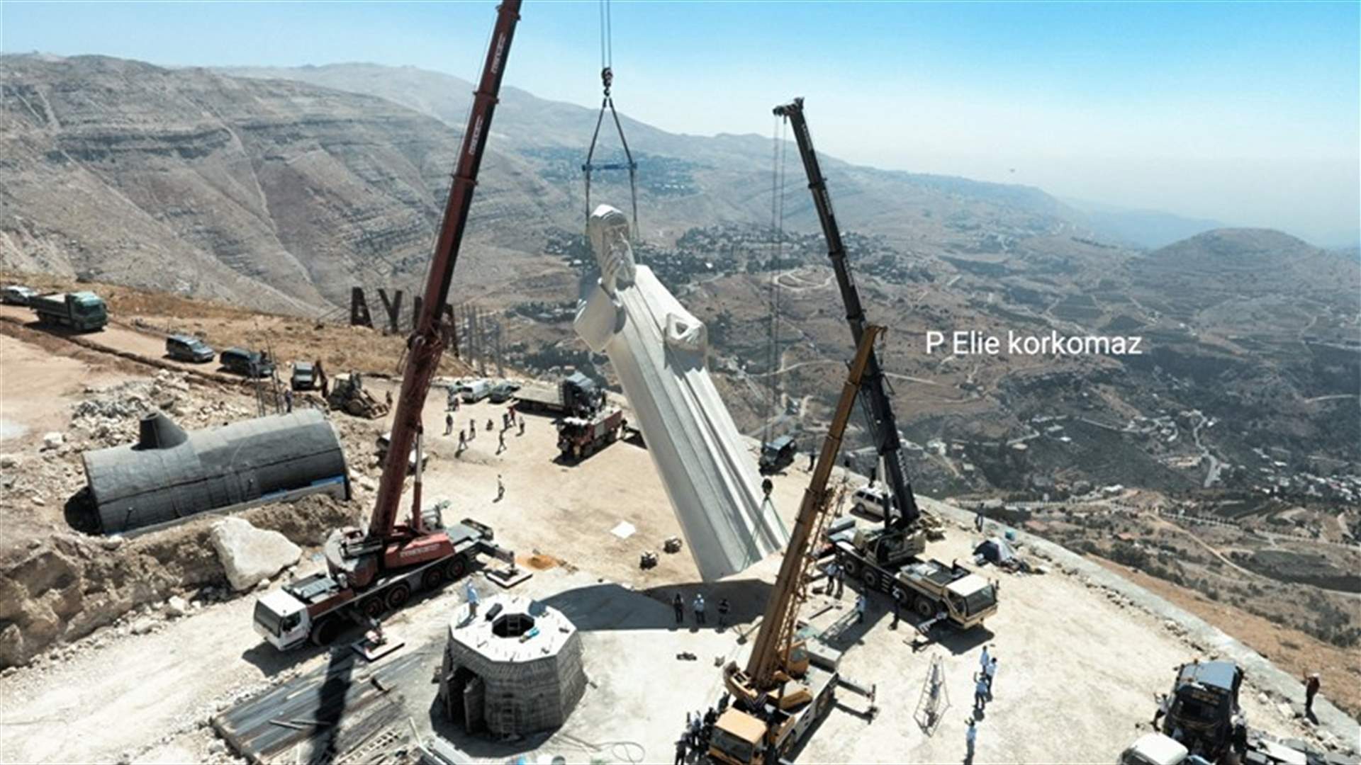 بالصور والفيديو - أكبر تمثال للقديس شربل يرتفع فوق فاريا