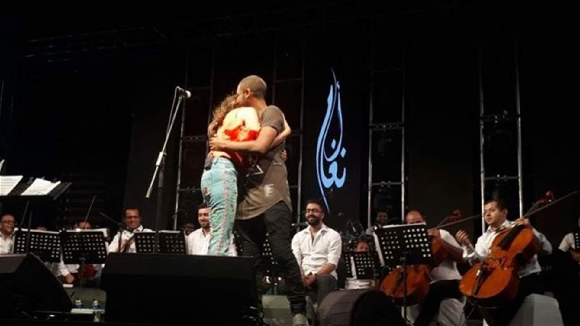 بالصور - من هو الشاب الذي احتضنته أنغام على خشبة المسرح؟