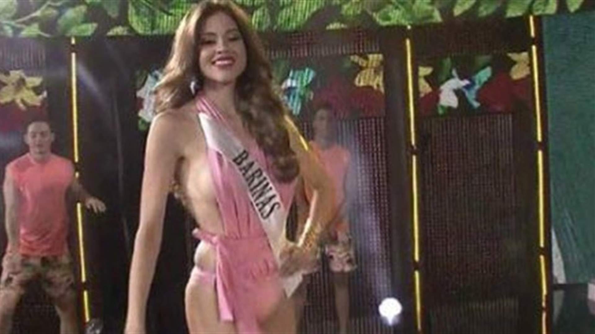 بالفيديو - لحظات محرجة مباشرة على الهواء عاشتها مشتركة بمسابقة جمال