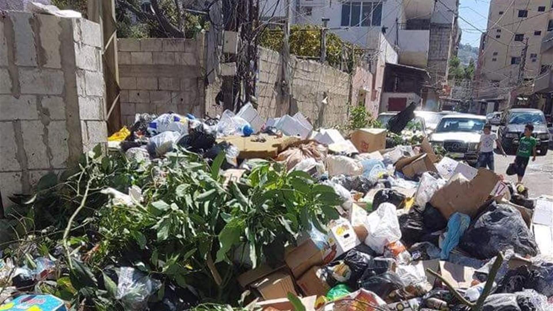 بالصورة – اغلاق مدخل حي الطوارئ التحتاني في مخيم عين الحلوة بالنفايات