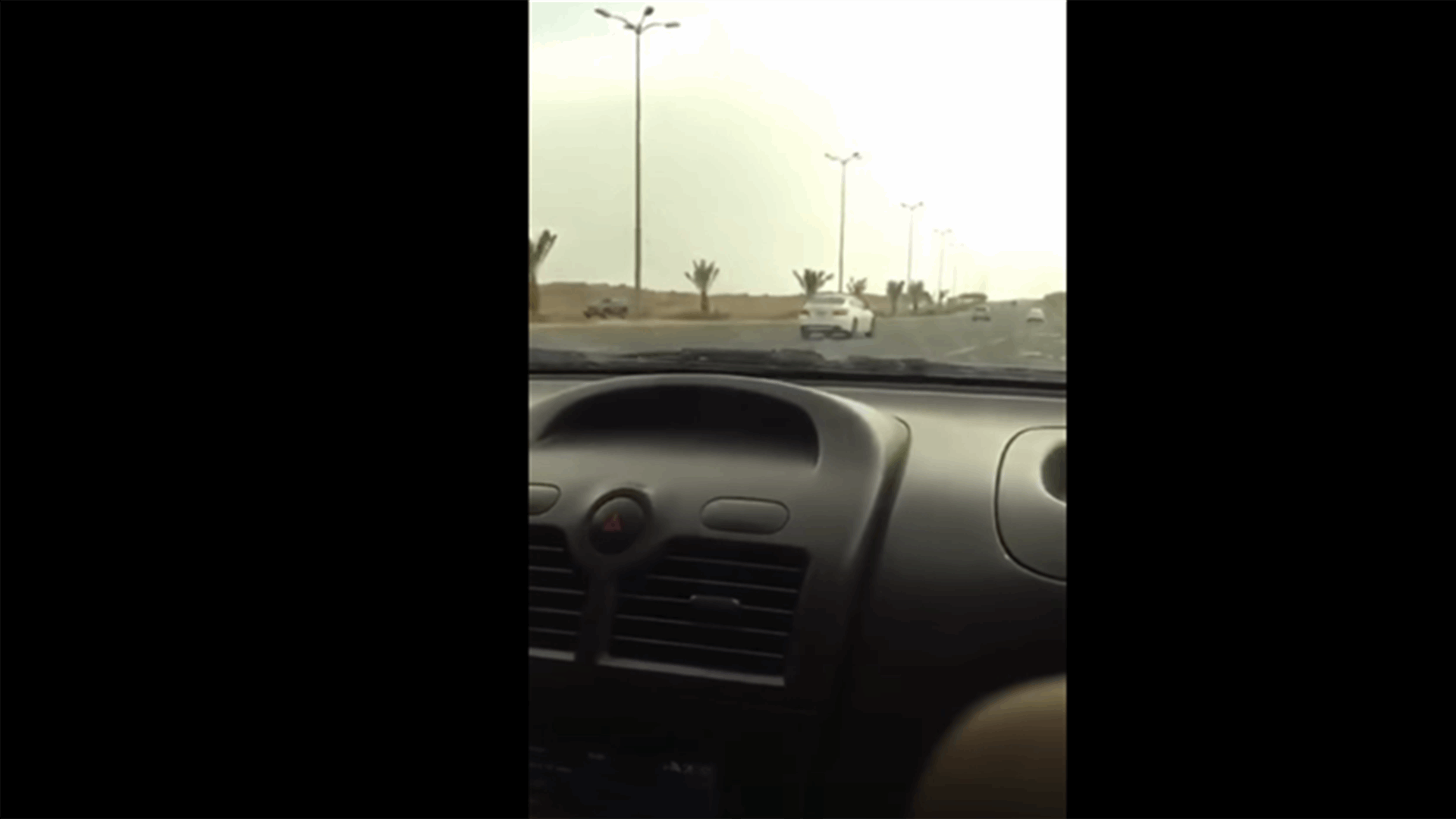 بالفيديو- سعودية تكسر القواعد وتقود السيارة على أنغام أغنية شعبية!