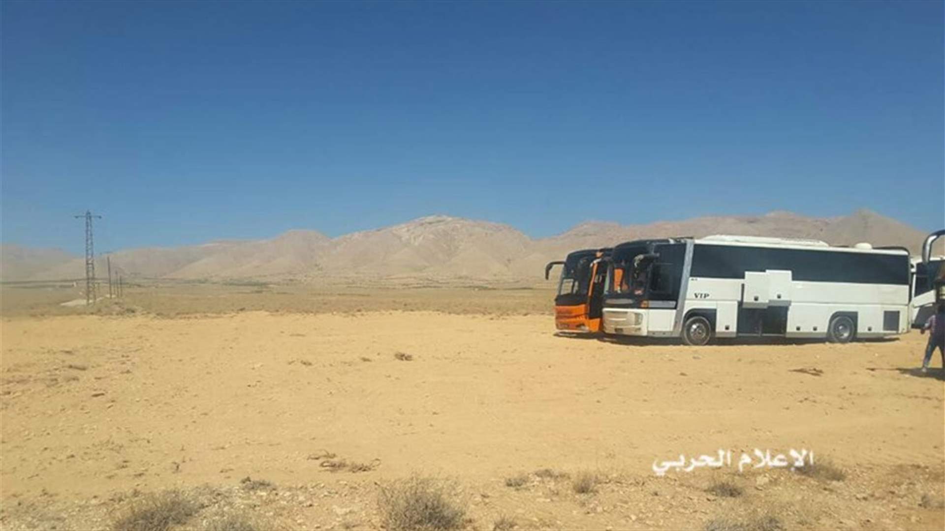 بالصور- حافلات تقل ارهابيي داعش من جرود القلمون الغربي
