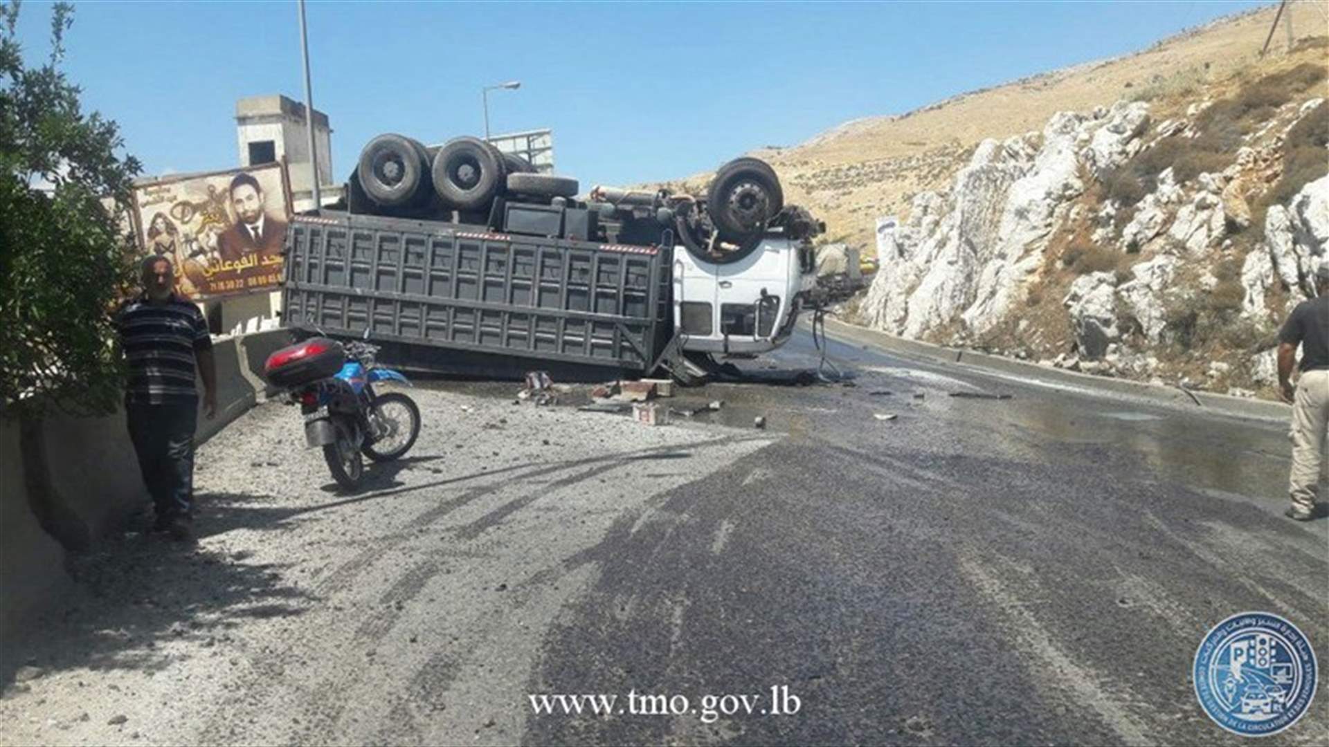 بالصورة - إنقلاب شاحنة على طريق ضهر البيدر