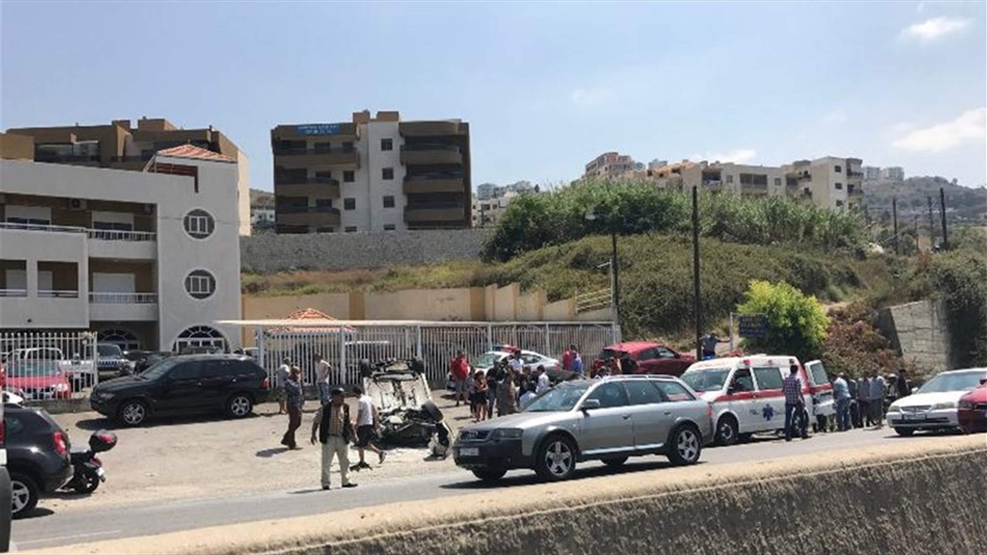 جرحى بانقلاب سيارة في حالات