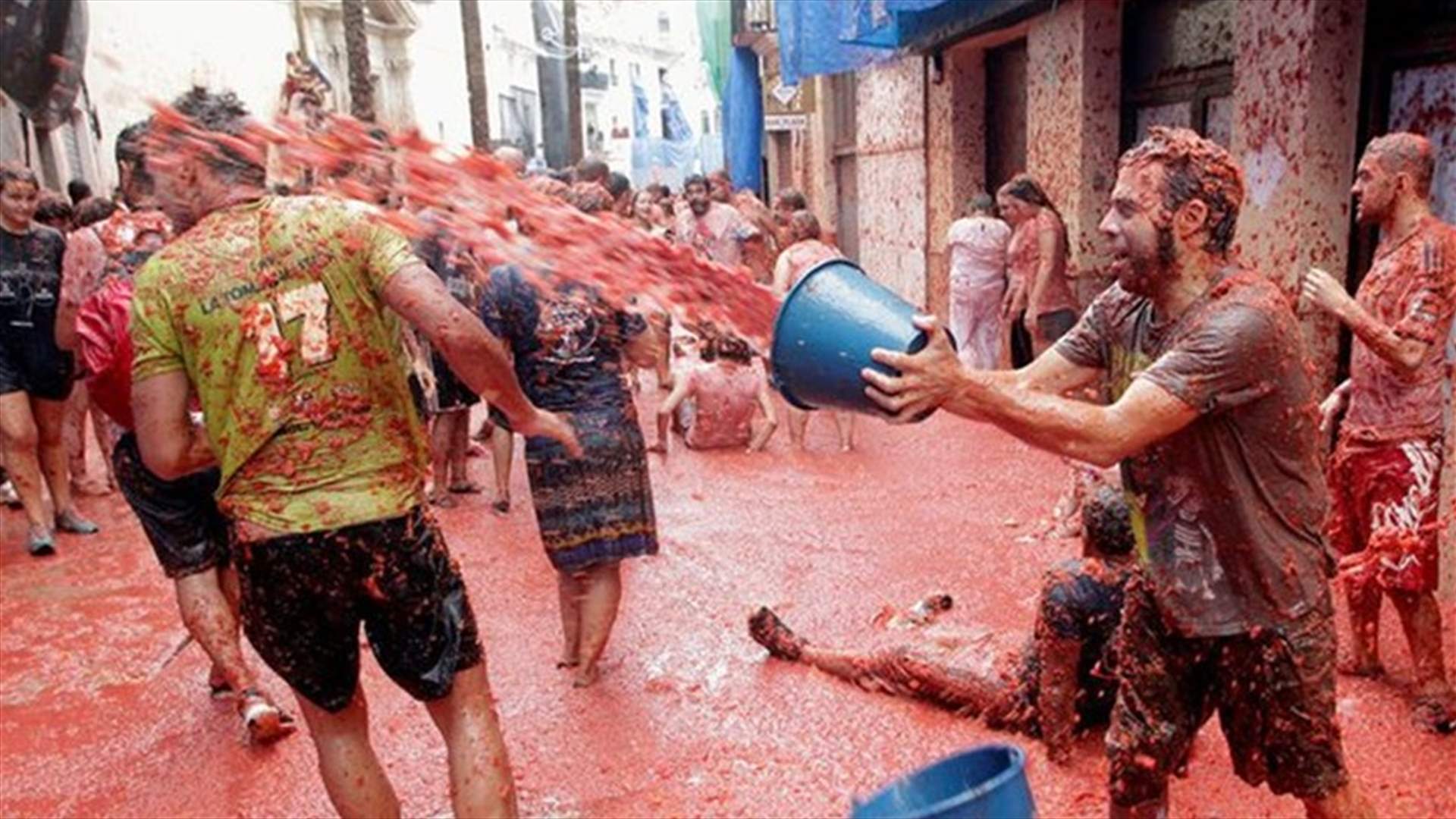 [PHOTOS] Revelers hurl tomatoes in Spanish festival amid higher security
