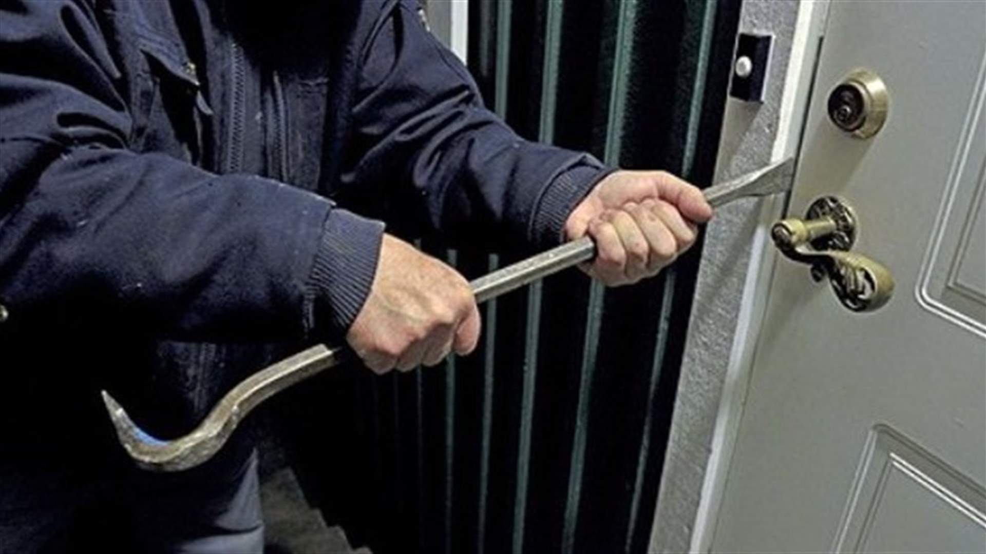 اقتحم الشقة واعتدى على سيدة و4 فتيات...
