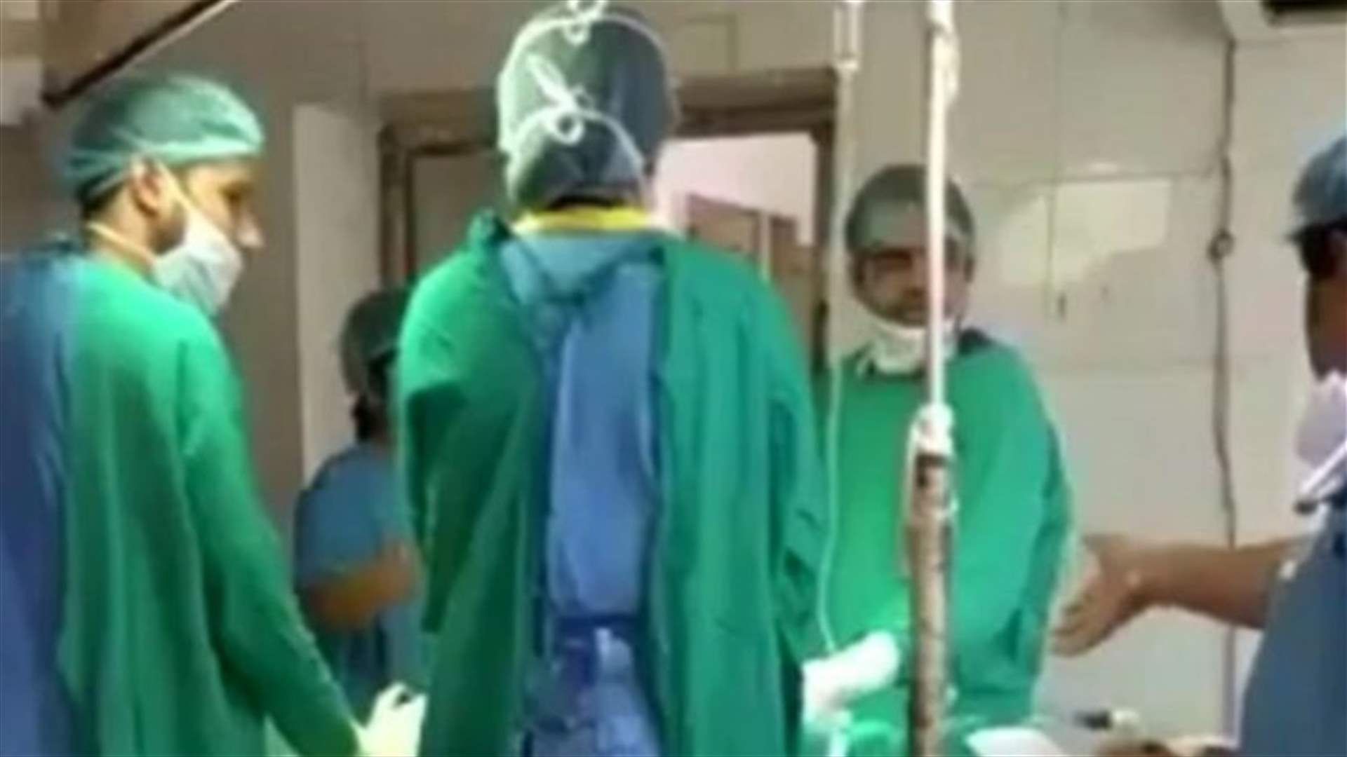 بالفيديو: خلال ولادة قيصريّة... طبيبان حوّلا غرفة العمليات إلى حلبة قتال!