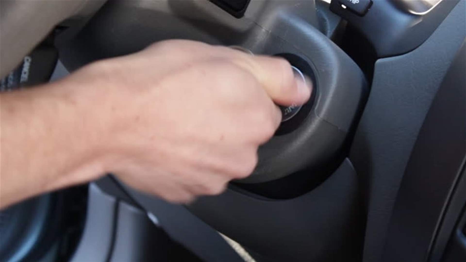 هكذا سرقت سيارة من امام احدى الصيدليات في الفرزل....