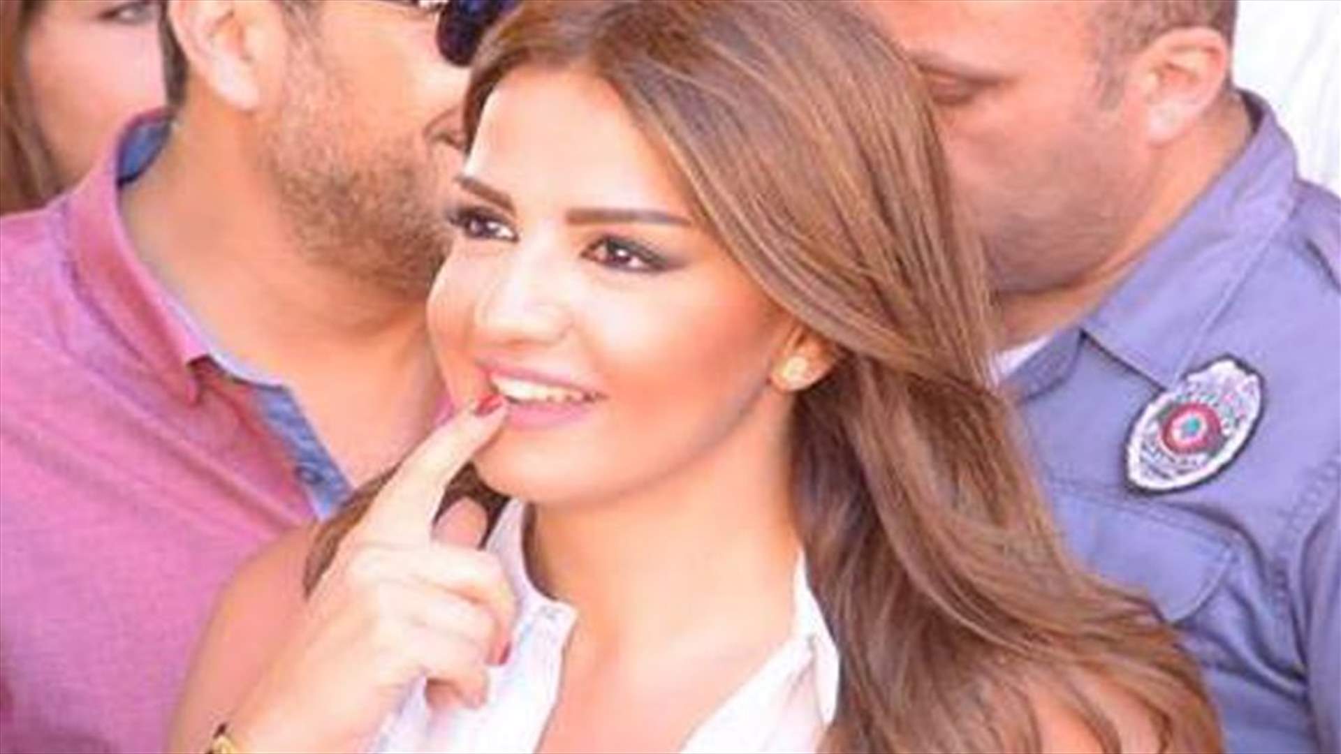 بالفيديو- هذا ما فعلته ريمي درباس بمراسل الـmtv وهو على الهواء...