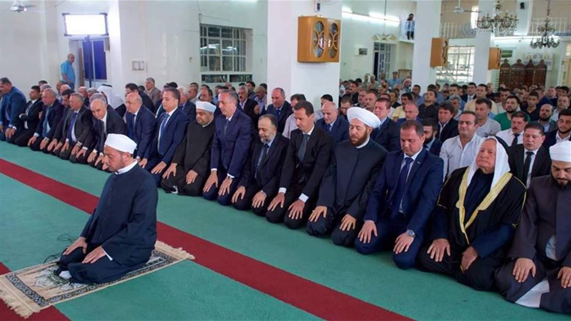 بالصور - الأسد يصلي في القلمون