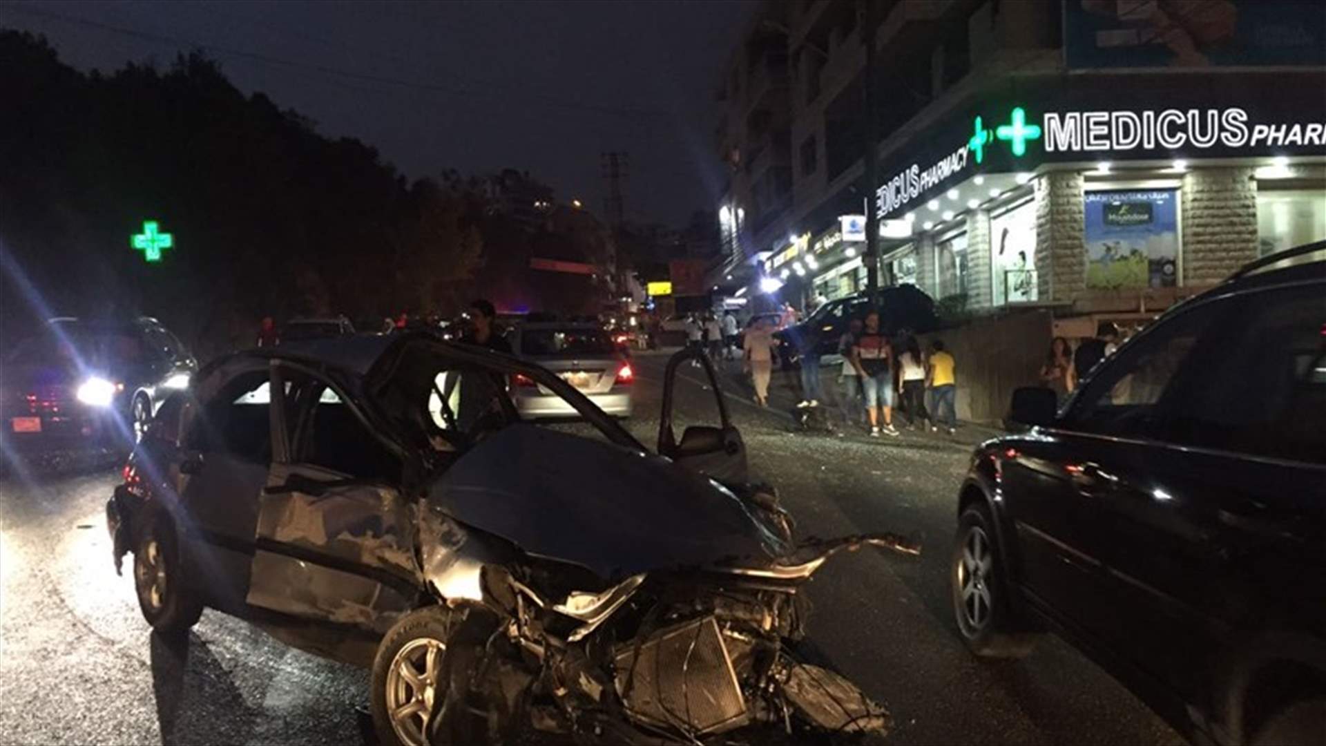 بالصور - جرحى بحادث بين ٣ سيارات في عجلتون