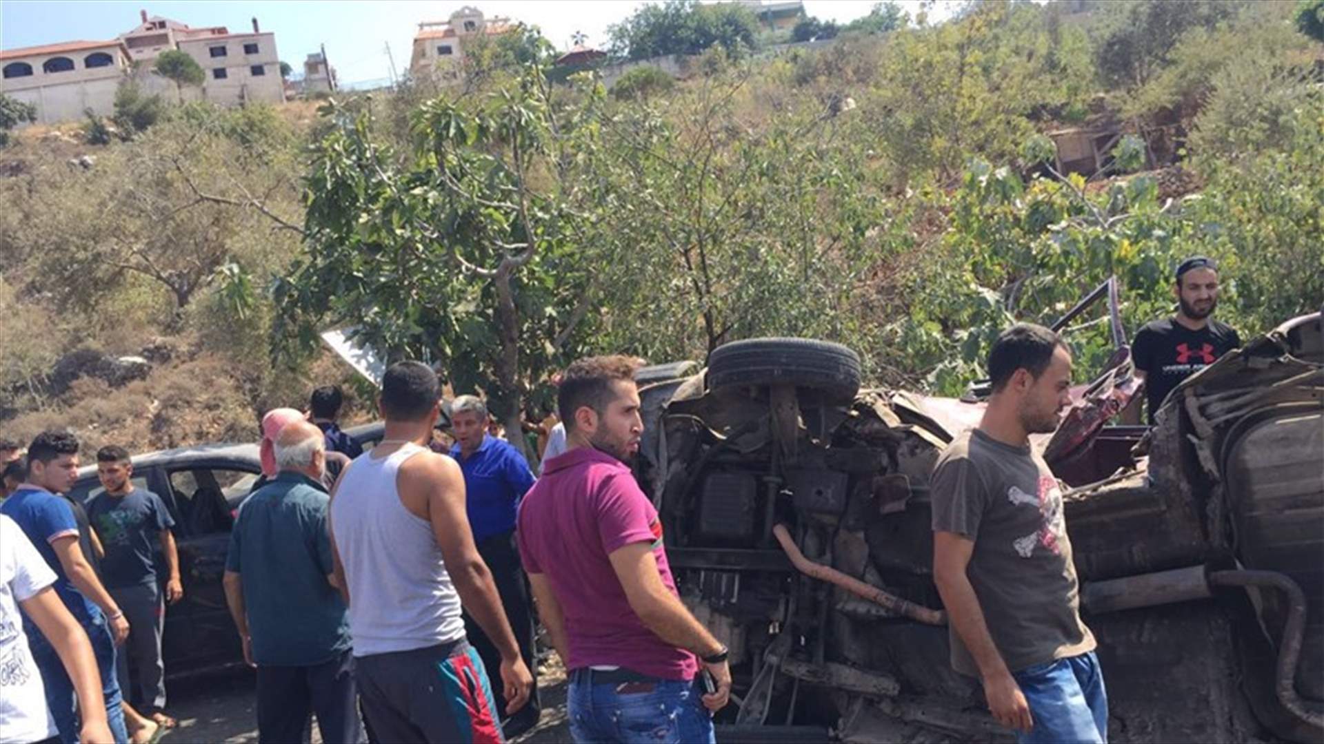بالصورة - 4 جرحى بانقلاب سيارتين في جرد القيطع