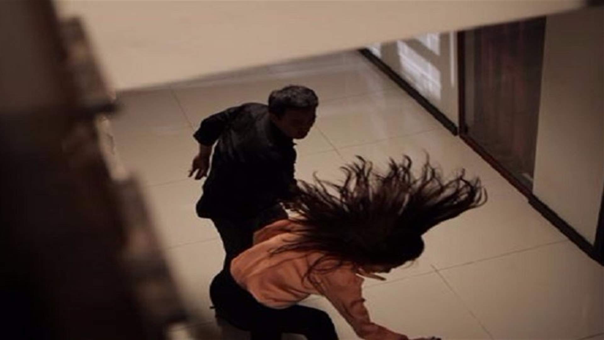 ضرب زوجته وصديقاتها بوحشية... السبب صادم!