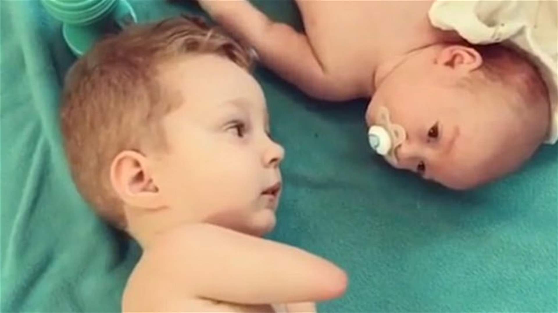بالفيديو – طفل ولد من دون أطراف يهدئ شقيقه الرضيع... إليكم ما فعله!